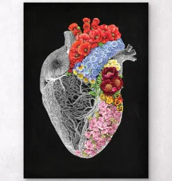 Coeur anatomique avec fleurs