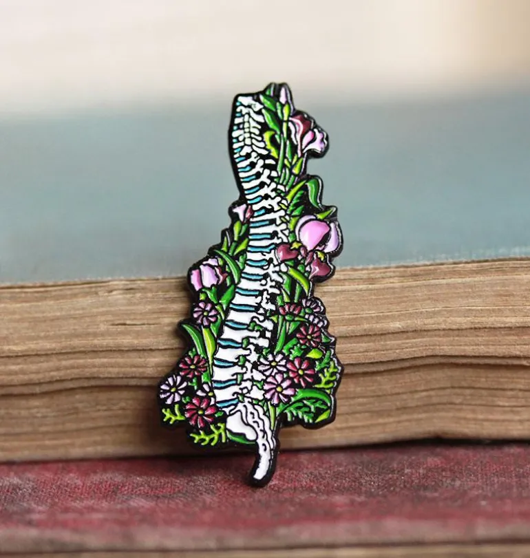 Colonne vertébrale avec des fleurs - Pins