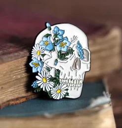 Crâne avec des fleurs - Pins