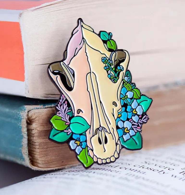 Crâne de chien avec des fleurs - Pins