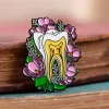 Dent avec des fleurs - Pins