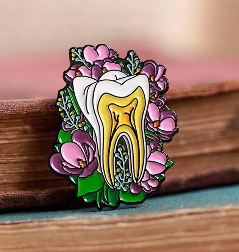 Dent avec des fleurs - Pins