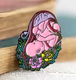 Foetus avec des fleurs - Pins