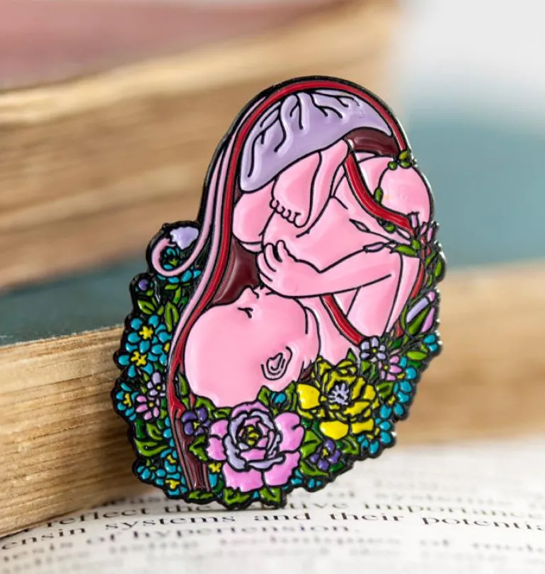 Foetus avec des fleurs - Pins