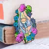 Genou avec des fleurs - Pins