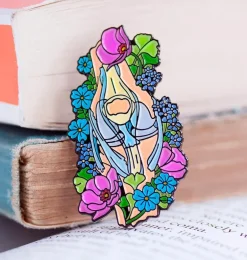 Genou avec des fleurs - Pins