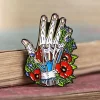 Main avec des fleurs - Pins