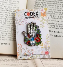 Main avec des fleurs - Pins