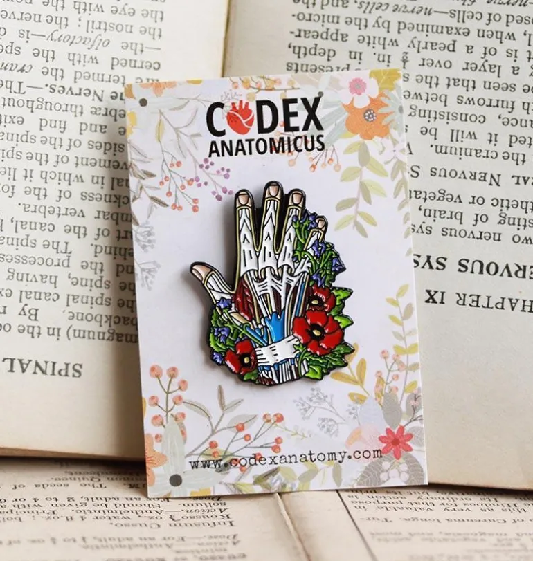 Main avec des fleurs - Pins