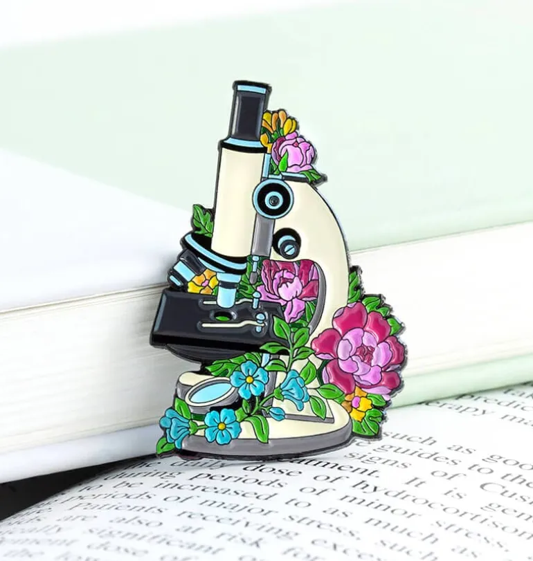 Microscope avec fleurs - Pins