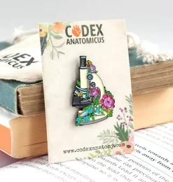 Microscope avec fleurs - Pins