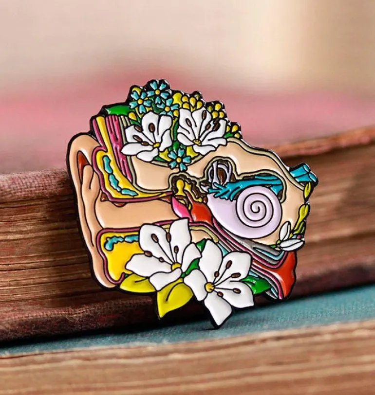 Oreille avec fleurs - Pins