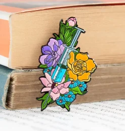 Seringue avec des fleurs - Pins