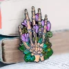 Squelette de la main avec des fleurs - Pins